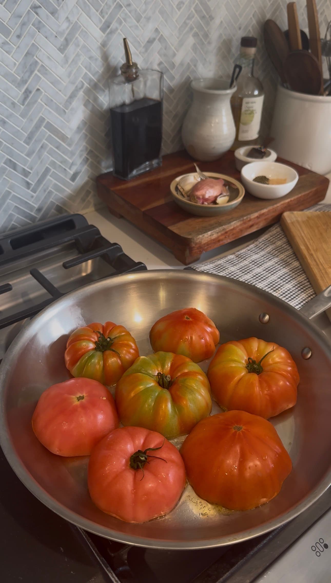 Creamy Cheddar Fresh Tomato Pasta